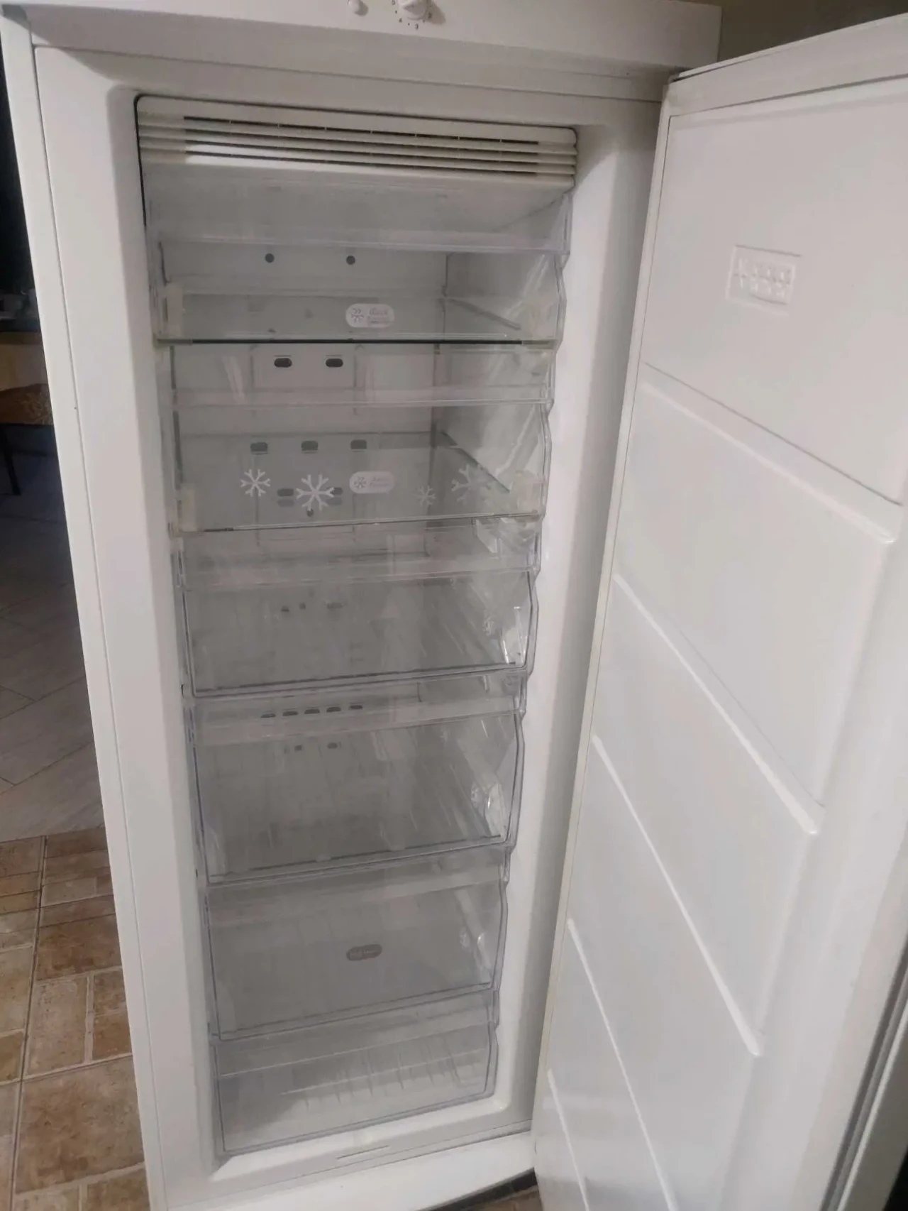 Морозильна камера Zanussi 2