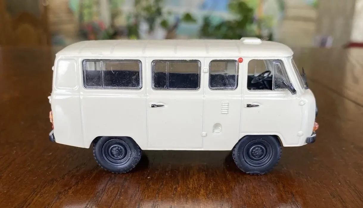Модель автомобиля уаз-452в 1:43 Deagostini 4
