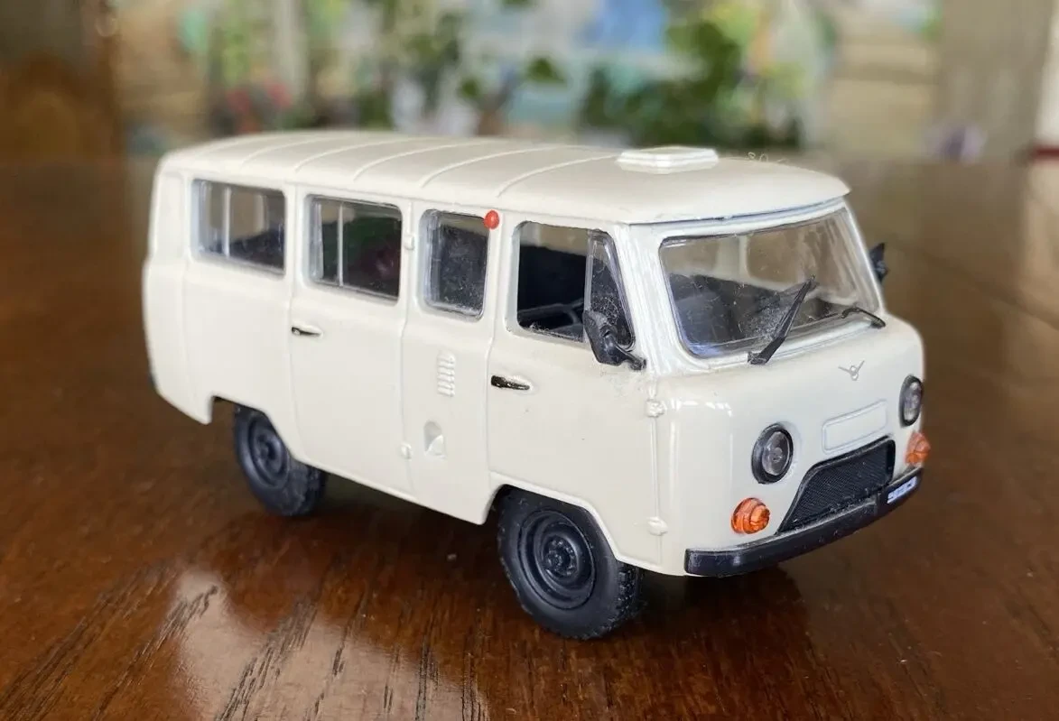 Модель автомобиля уаз-452в 1:43 Deagostini 3