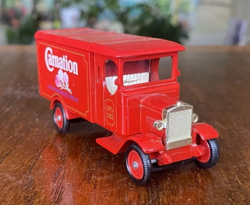 Игрушка модель автомобиля Carnation 1:43 Lledo Англия 3