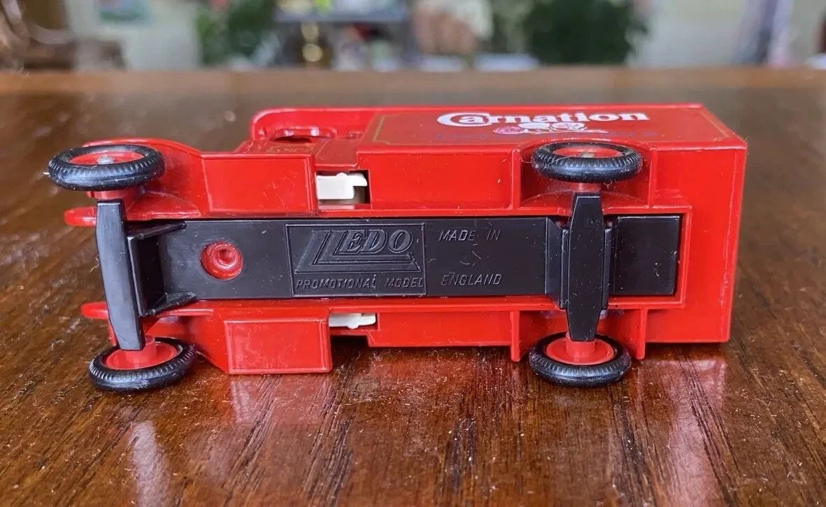 Игрушка модель автомобиля Carnation 1:43 Lledo Англия 8