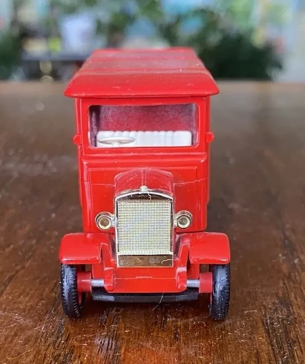 Игрушка модель автомобиля Carnation 1:43 Lledo Англия 2