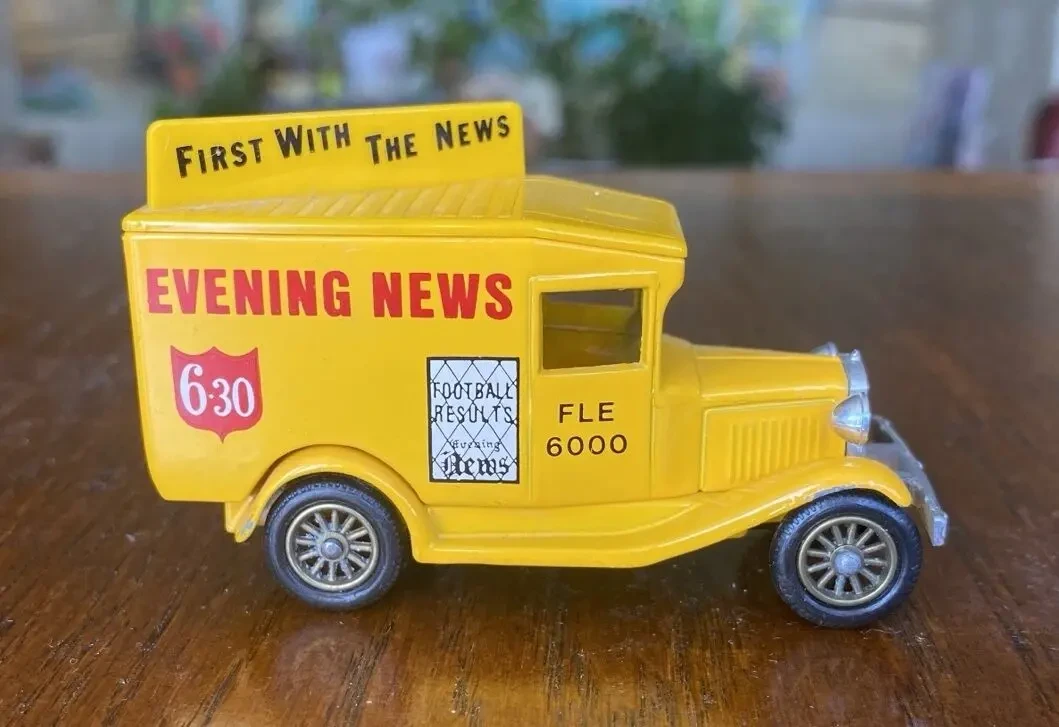 Игрушка модель автомобиля Evening News 1:43 Lledo Англия 4
