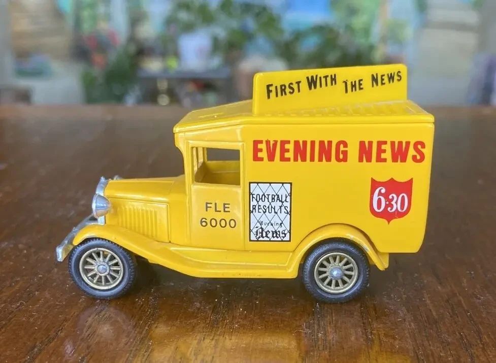 Игрушка модель автомобиля Evening News 1:43 Lledo Англия 7