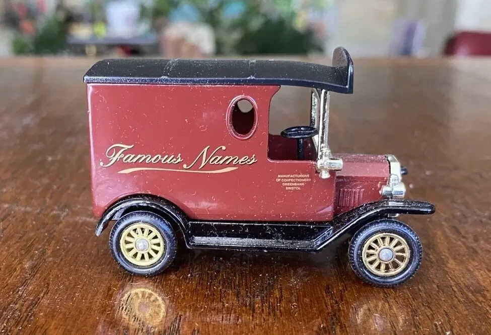Игрушка модель автомобиля Famous Names 1:43 Lledo Англия 5