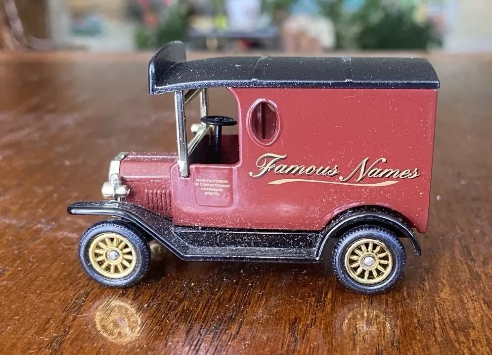 Игрушка модель автомобиля Famous Names 1:43 Lledo Англия 7