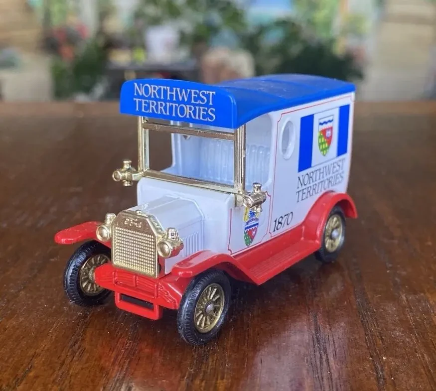 Игрушка модель автомобиля NortНwest Territories 1:43 Lledo Англия 3