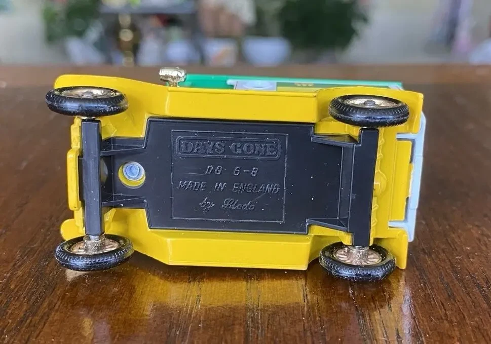 Игрушка модель автомобиля Saskatchewan 1:43 Lledo Англия 8