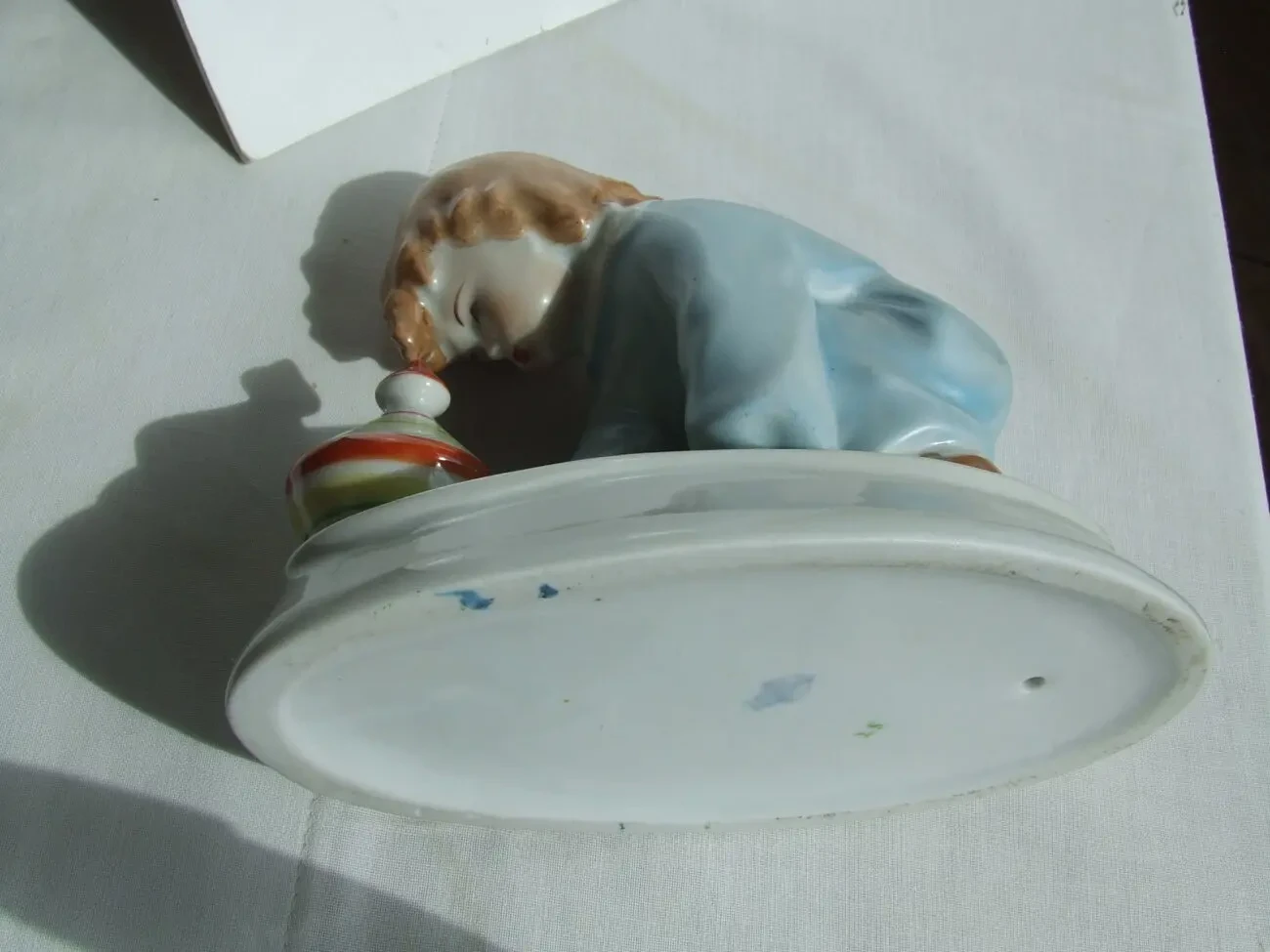 Фарфор дівчина з дзигою роз 16х14 см. жолної 1960 роки Венгрія . 6