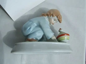 Фарфор дівчина з дзигою роз 16х14 см. жолної 1960 роки Венгрія .