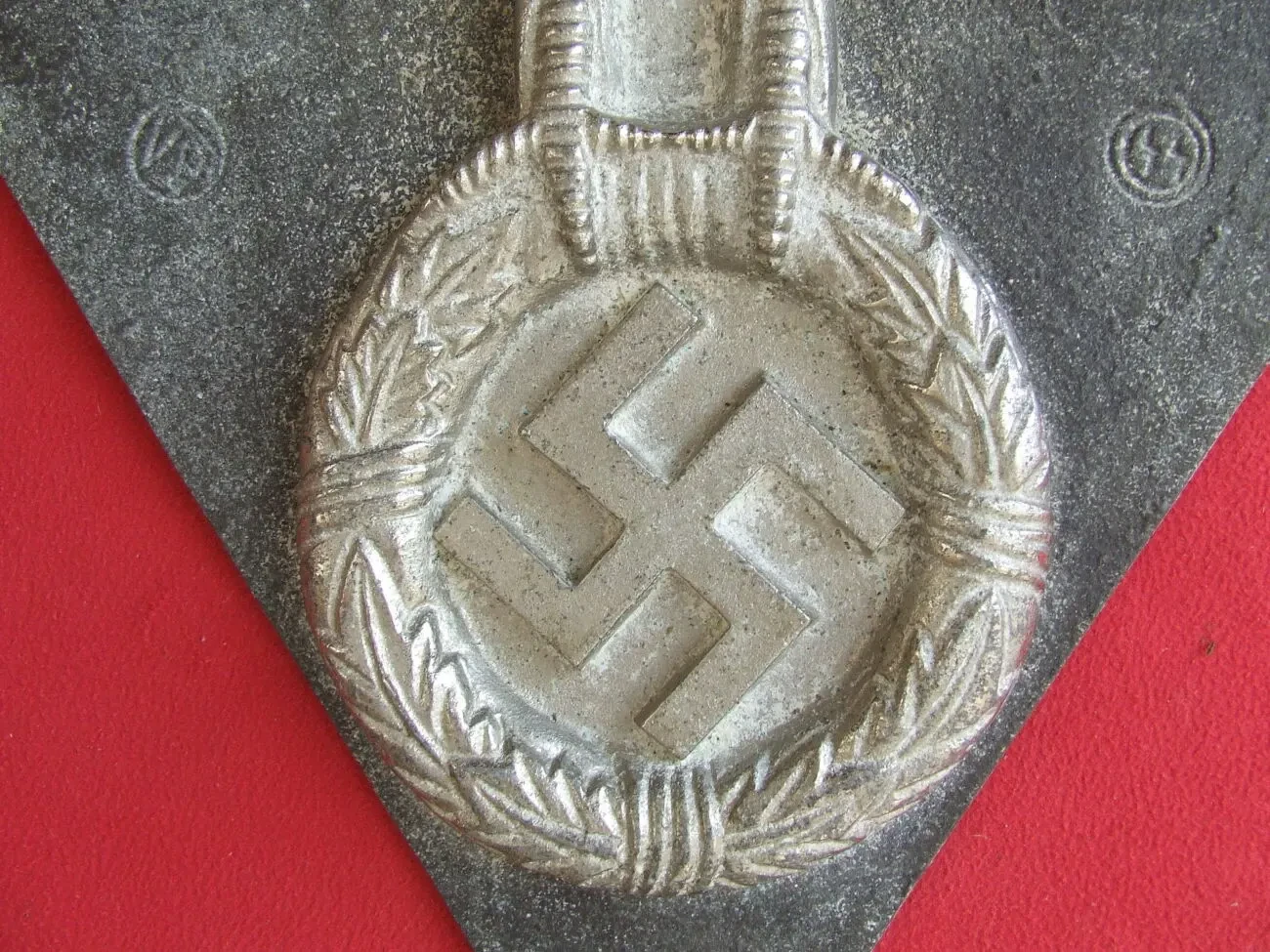 Рельефное изображение имперского орла  на дубовом венке руни  наг. 1933-43 роки. 6