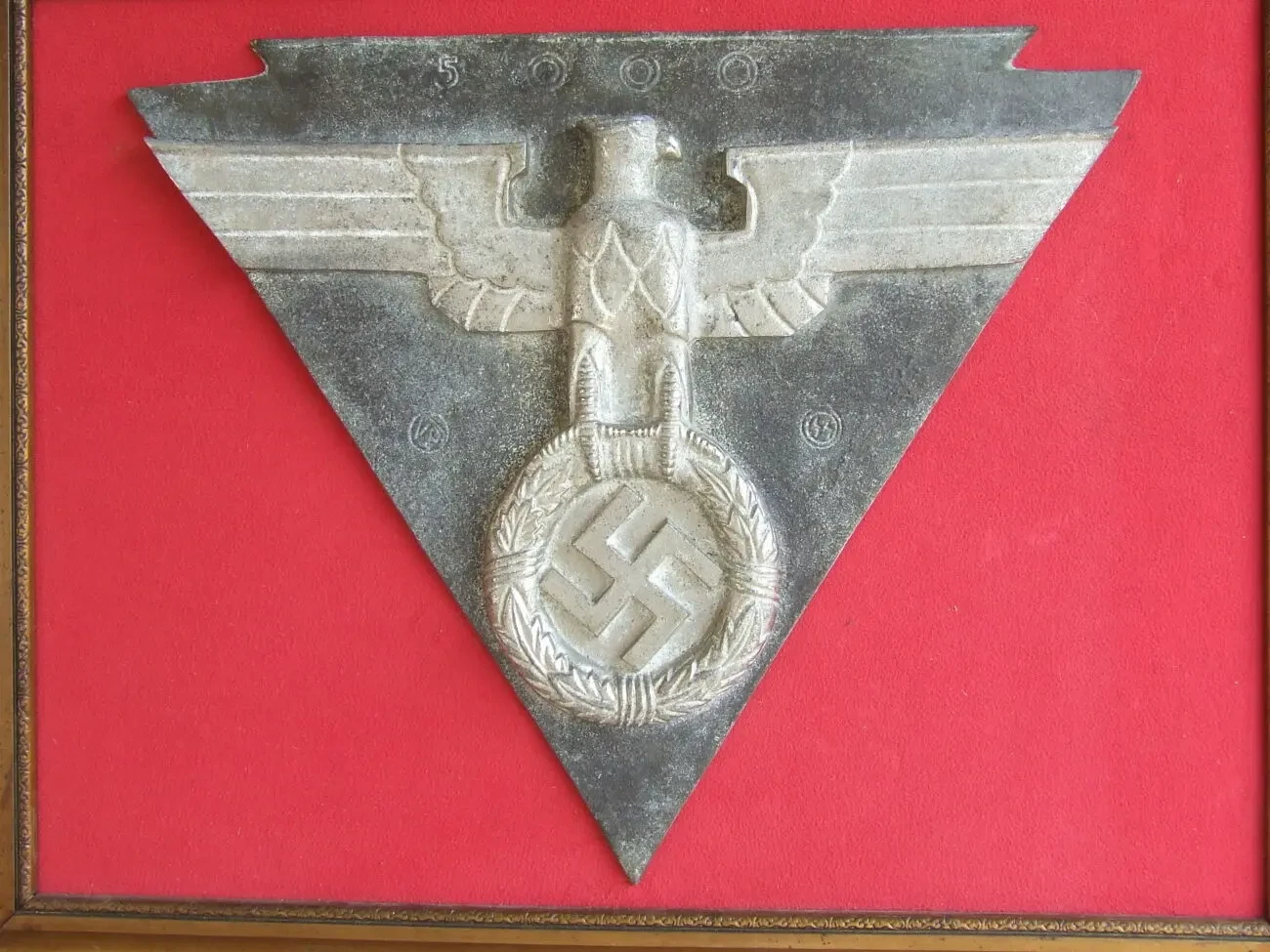 Рельефное изображение имперского орла  на дубовом венке руни  наг. 1933-43 роки. 2