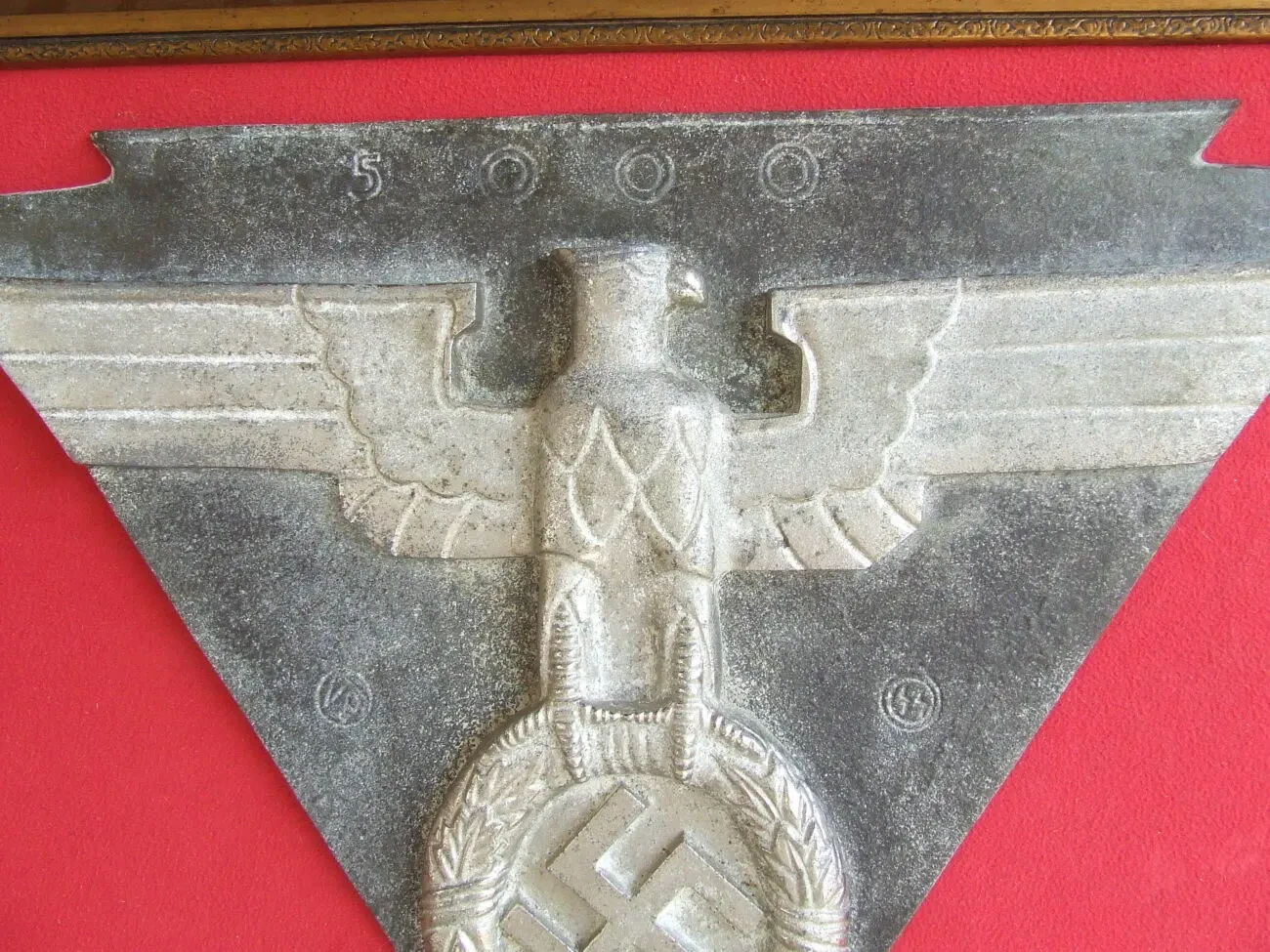 Рельефное изображение имперского орла  на дубовом венке руни  наг. 1933-43 роки. 3