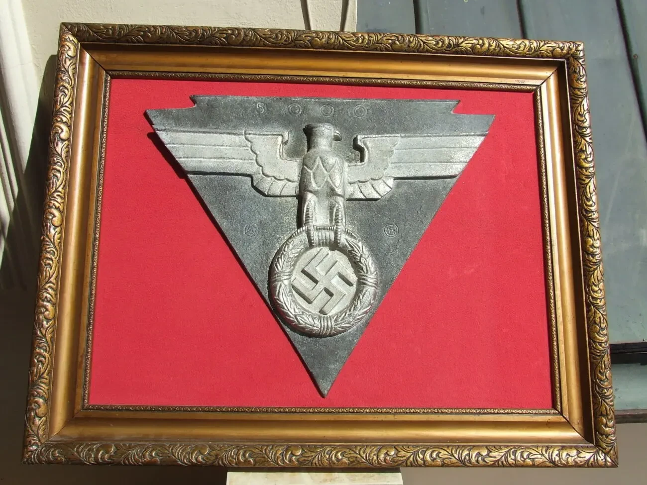 Рельефное изображение имперского орла  на дубовом венке руни  наг. 1933-43 роки. 9