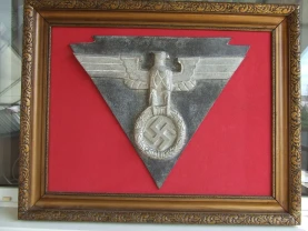Рельефное изображение имперского орла  на дубовом венке руни  наг. 1933-43 роки.