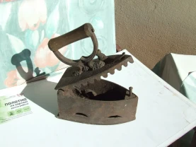 Праска чугунна раз. 22 х 23 х 10 см. 1920-30 рр. вага 3200 гр.
