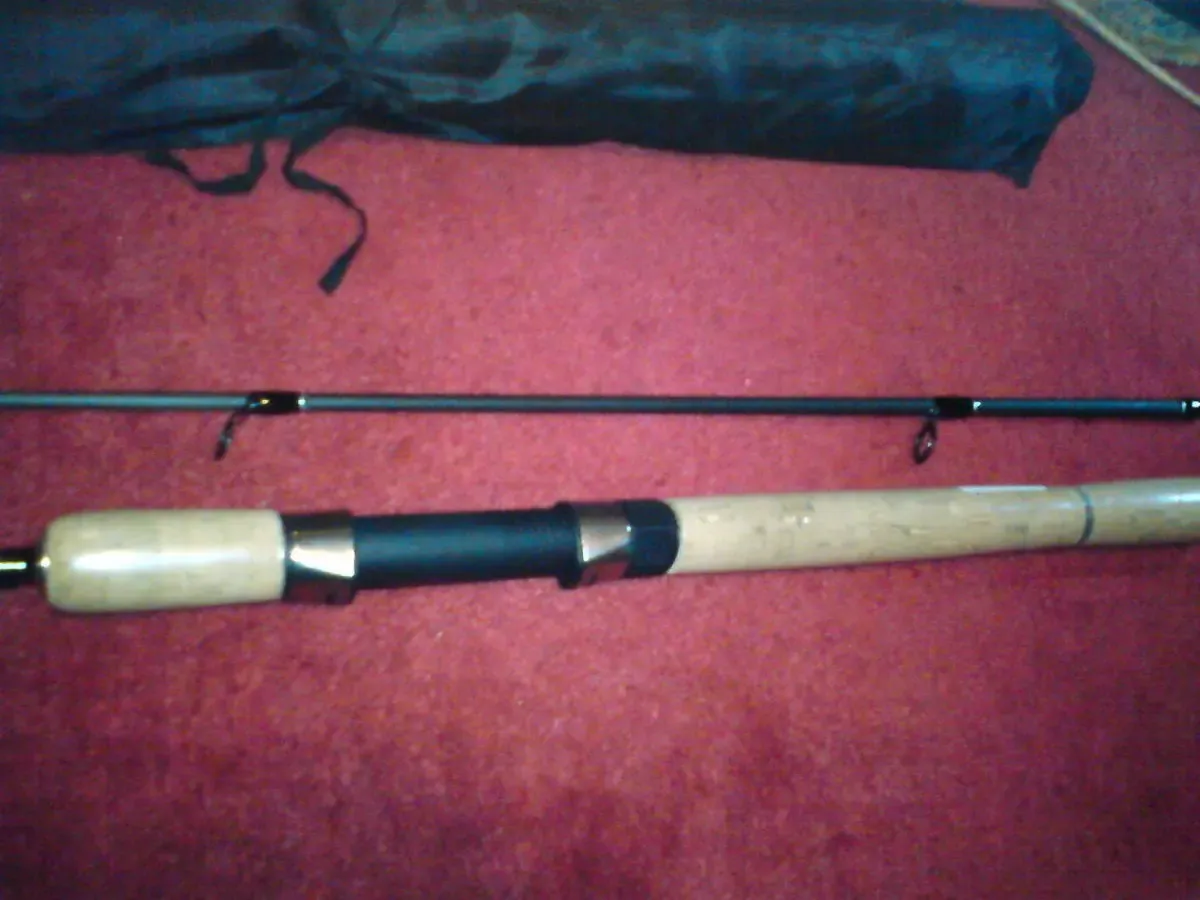 Продам спиннинг новый двухколенный 10