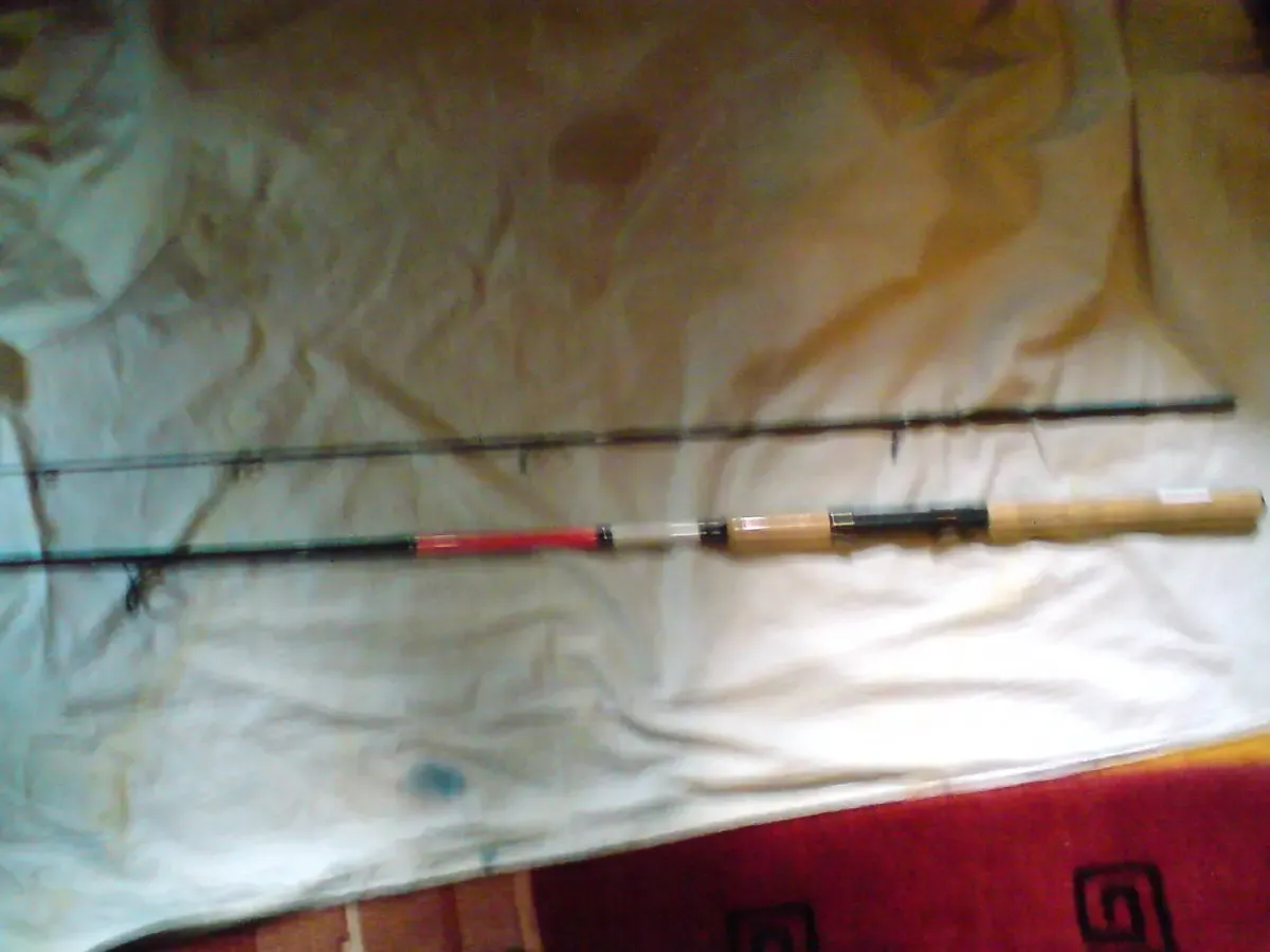 Продам спиннинг новый двухколенный