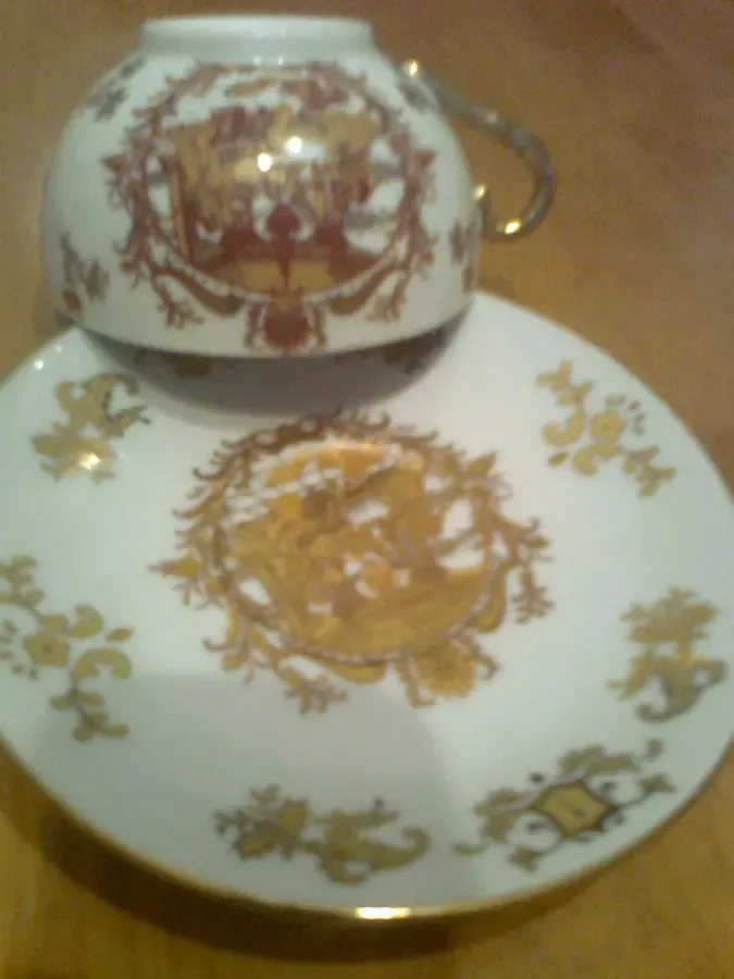 Красивая фарфоровая чашка с блюдцем в коричнево-золотистых тонах