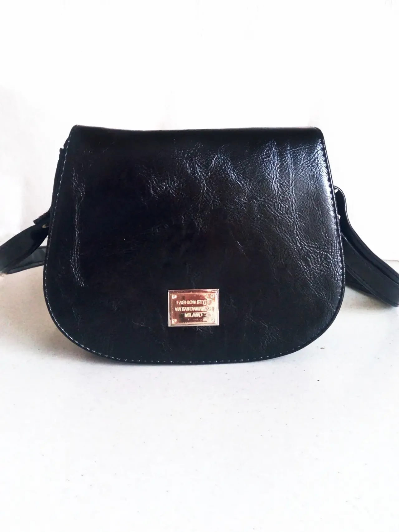 Маленькая черная сумочка через плечо