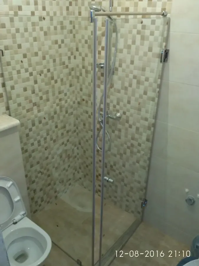 Душевая кабина в маленькой ванной комнате