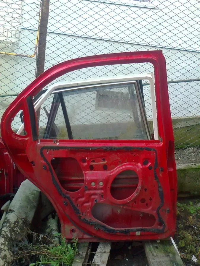 Дверь задняя левая 6833777 Форд Мондео 95г.в. седан 4