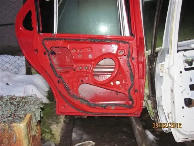 Дверь задняя левая 6833777 Форд Мондео 95г.в. седан 3