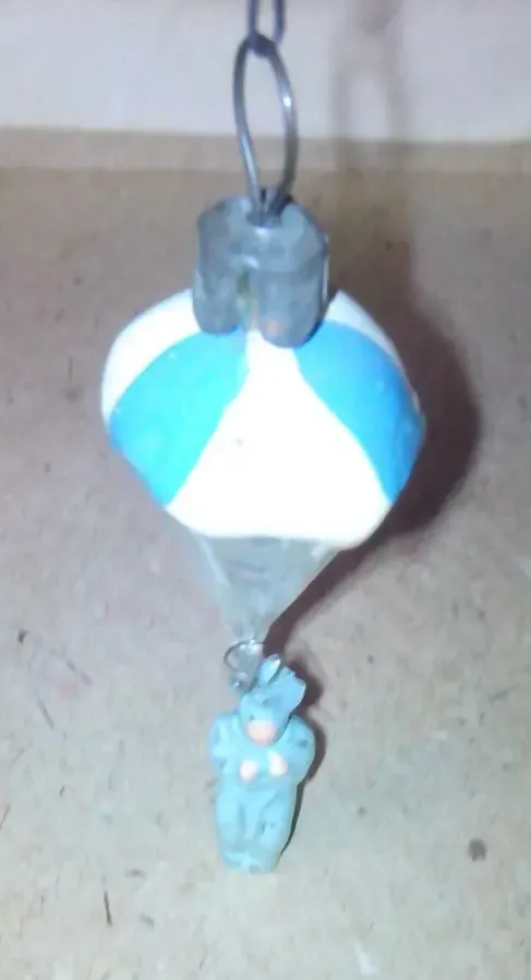 Елочная игрушка парашютист с парашютом. Конец 40-х,20 века 4