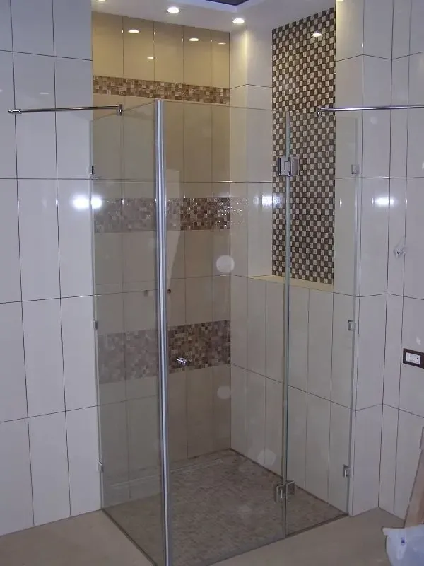 Стеклянные душевые кабины без фабричного поддона под заказ