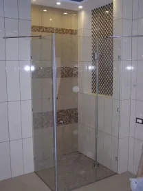 Стеклянные душевые кабины без фабричного поддона под заказ