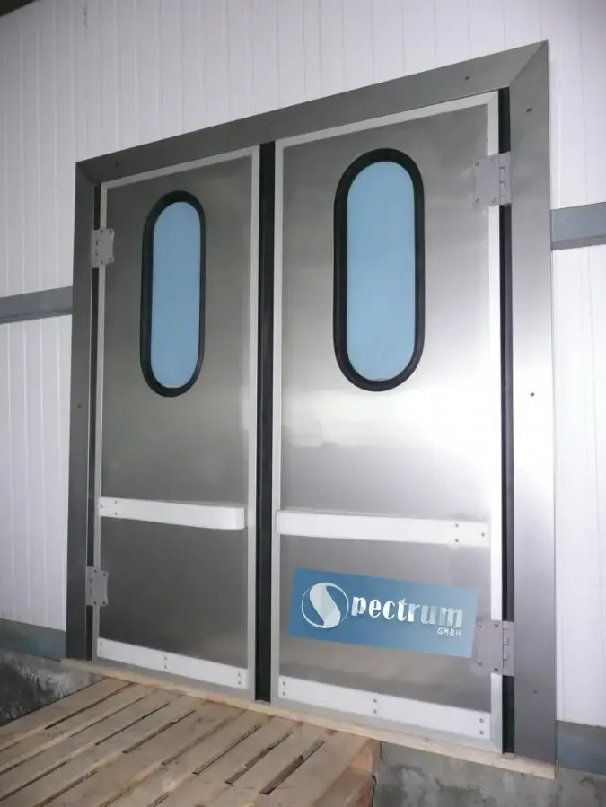 Двери маятниковые