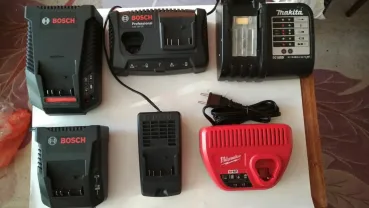 Зарядное устройство Bosch, Milwaukee, Makita.