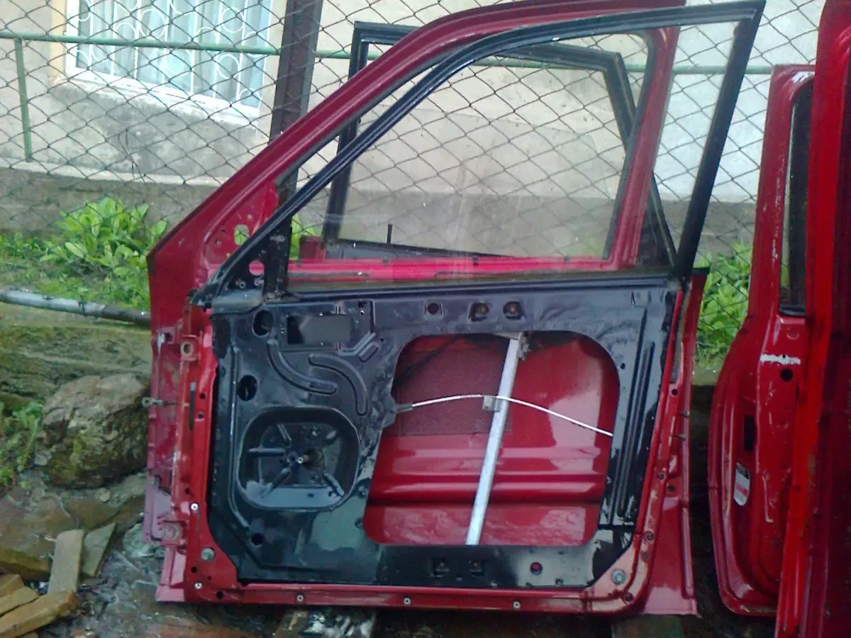 Дверь передняя правая 443831052  Ауди - 100 