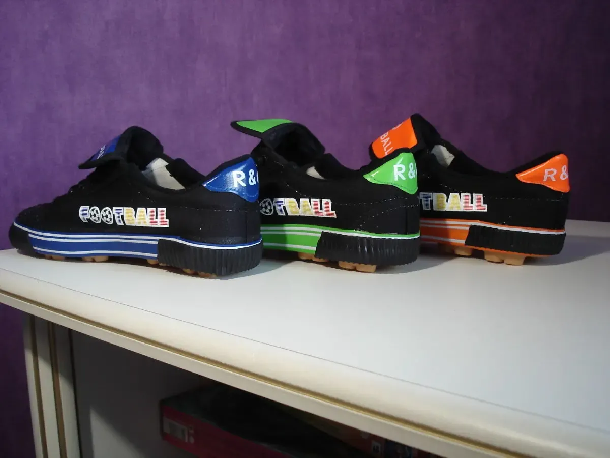 Кроссовки мужские футбольные 2