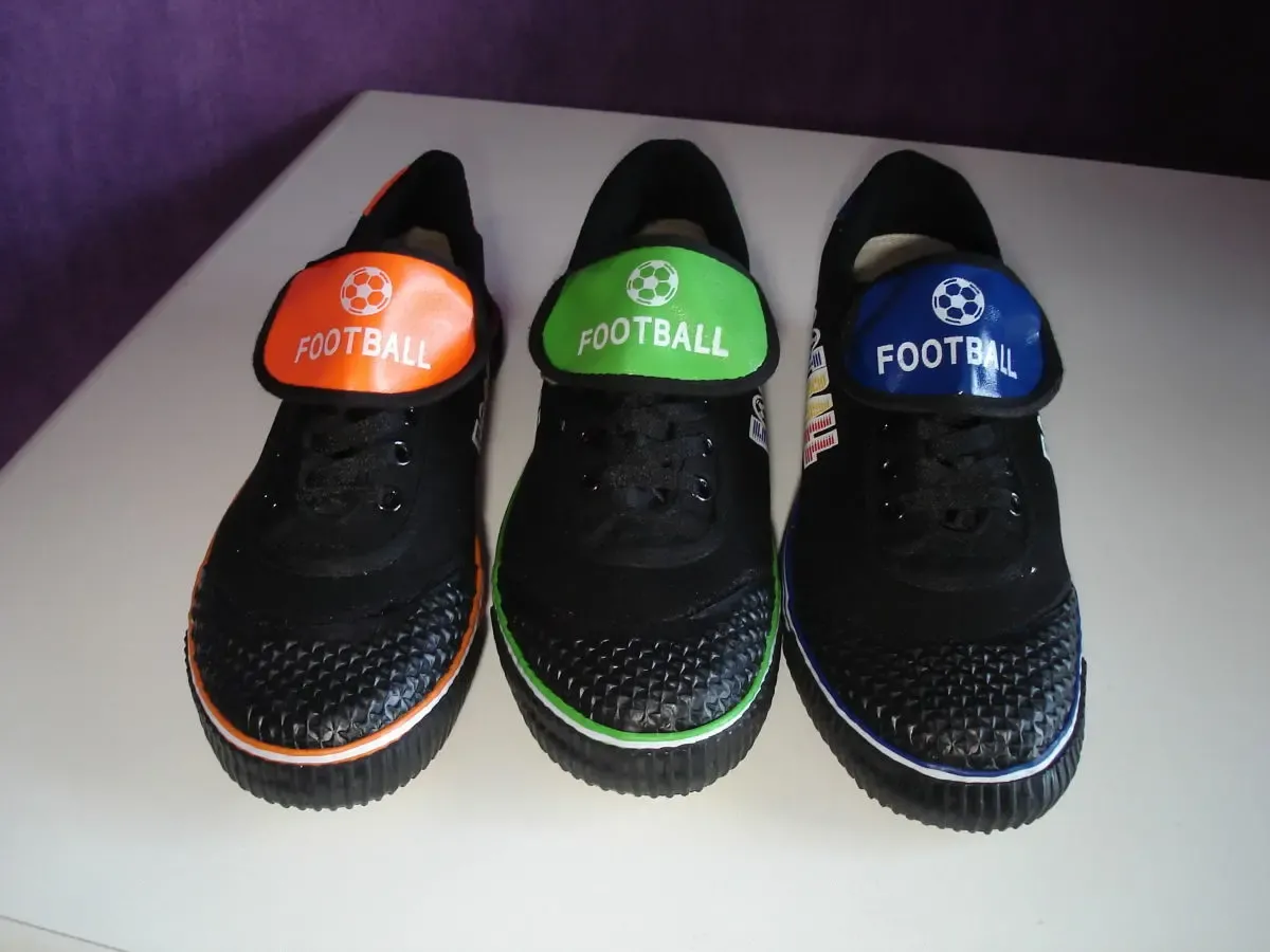 Кроссовки мужские футбольные 4