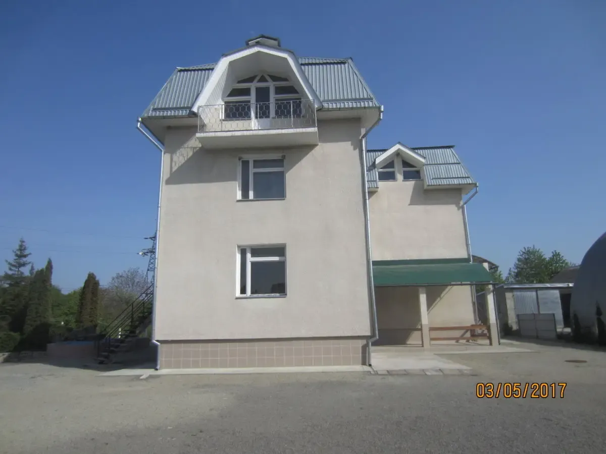 Триповерхова будівля із земельною ділянкою. 2