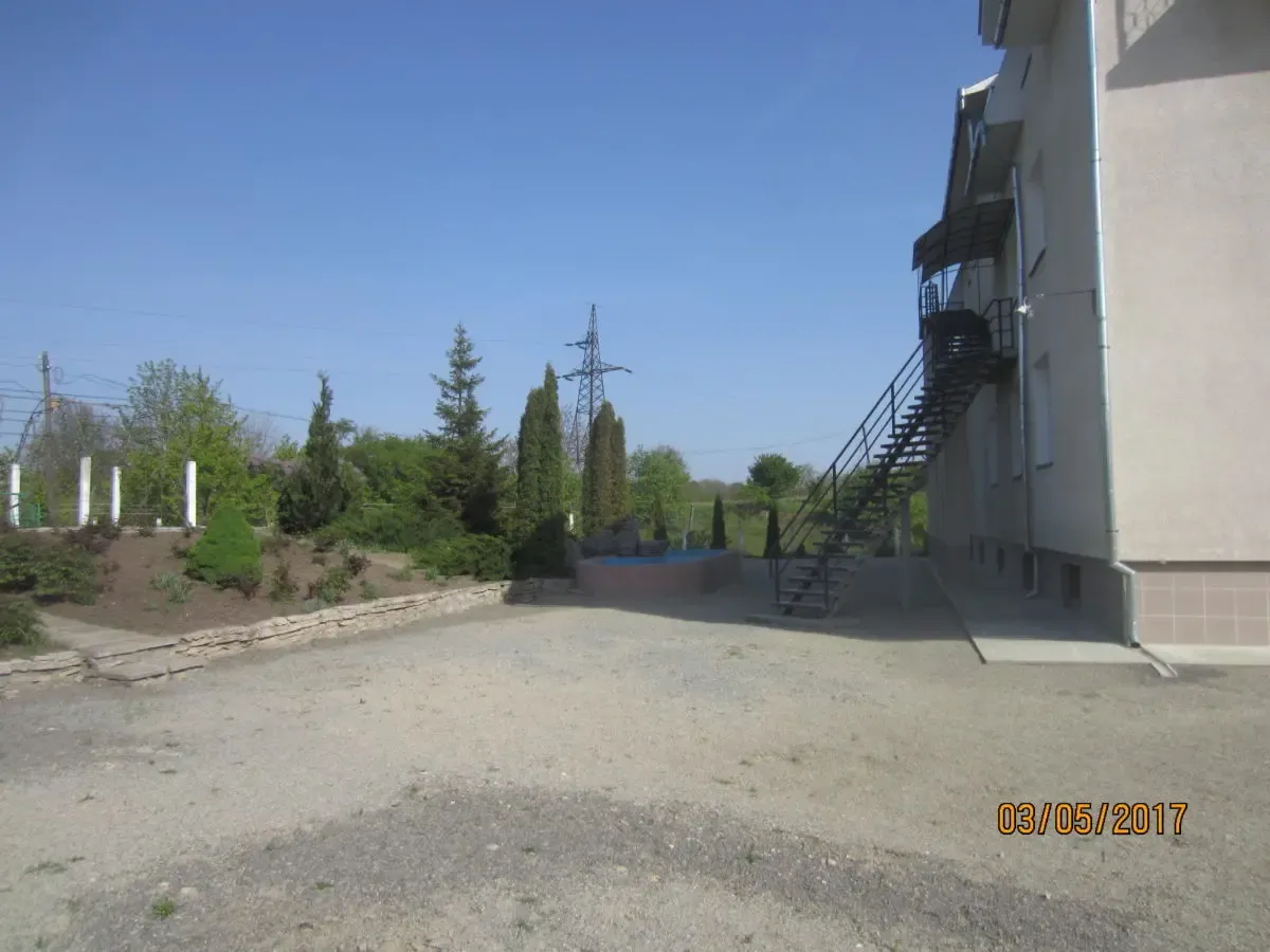 Триповерхова будівля із земельною ділянкою. 5