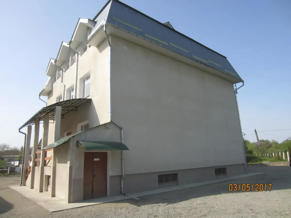 Триповерхова будівля із земельною ділянкою. 4