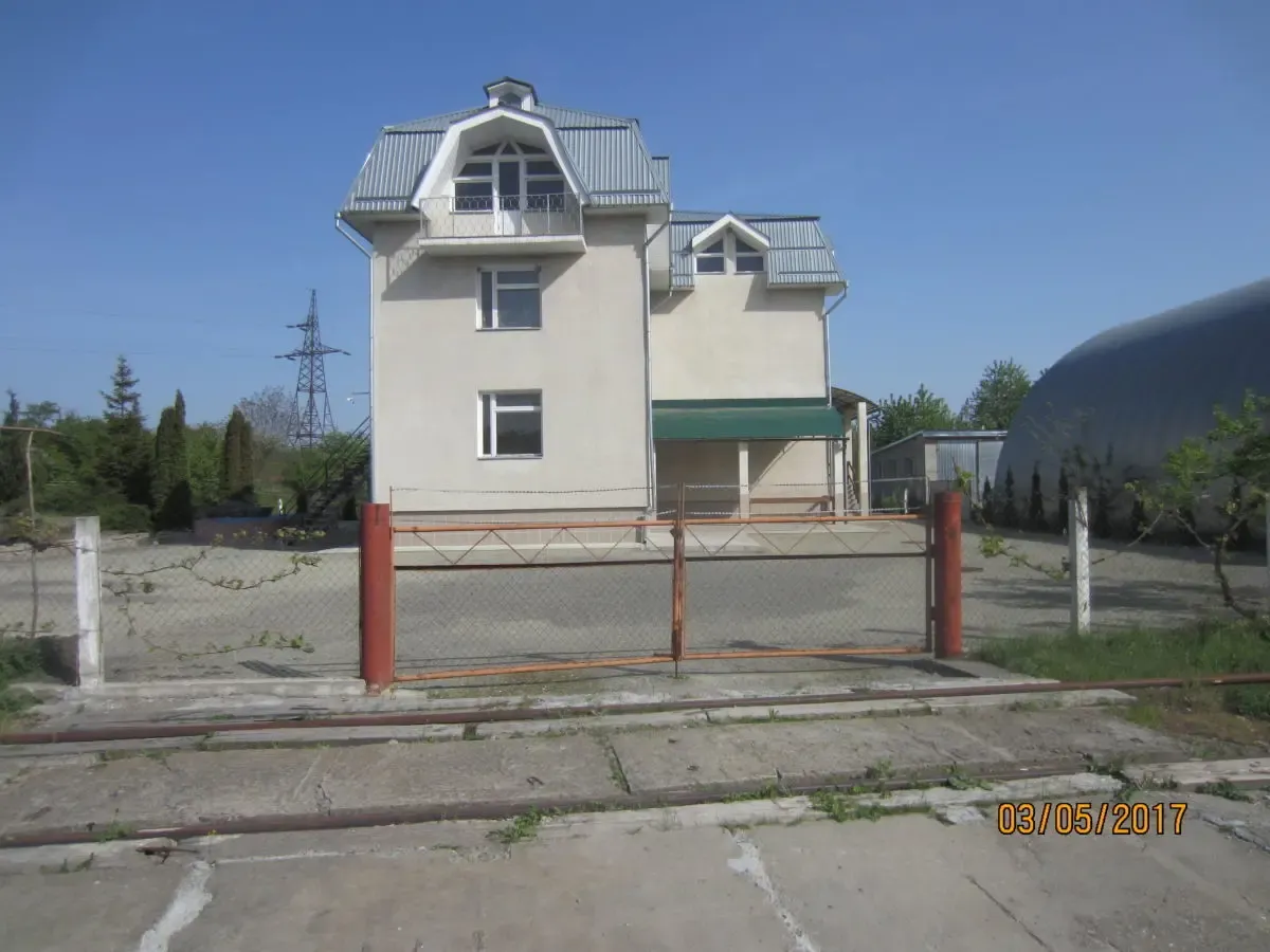 Триповерхова будівля із земельною ділянкою.