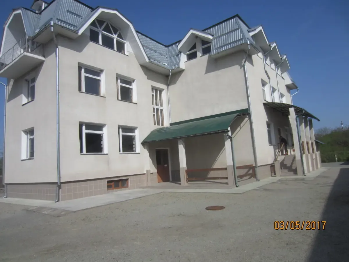 Триповерхова будівля із земельною ділянкою. 3