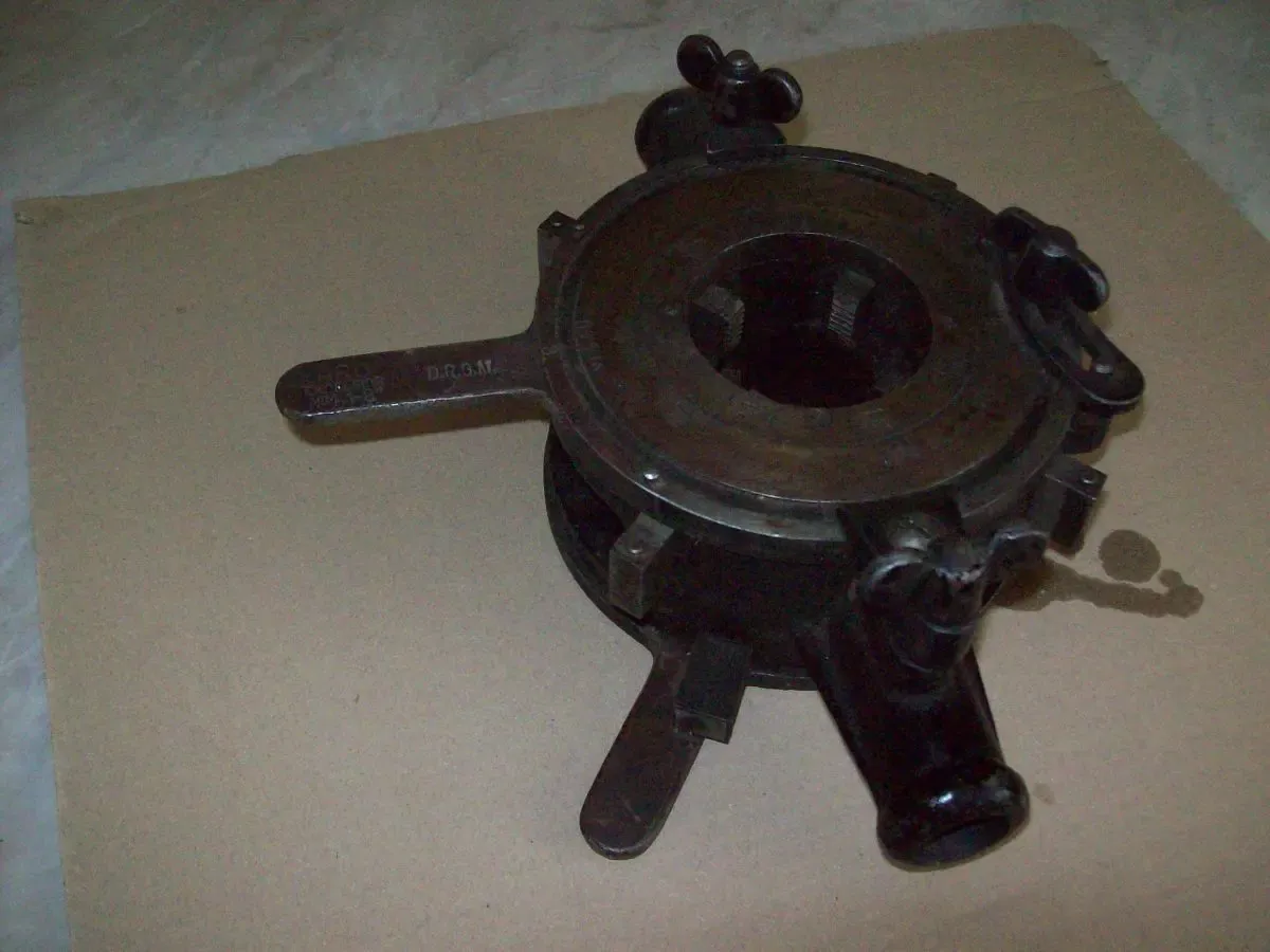 Клупп  резьбонарезной с трещёткой 1