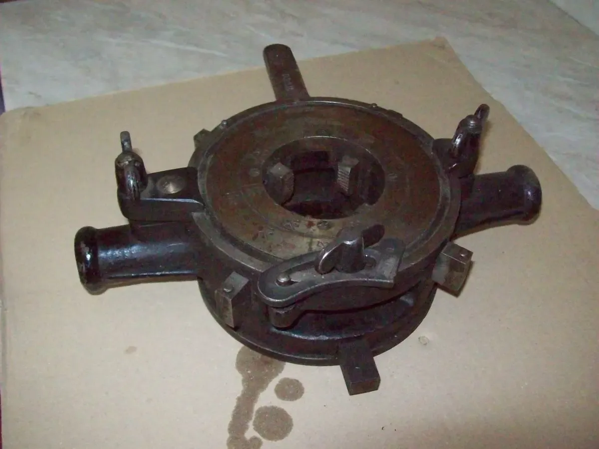 Клупп  резьбонарезной с трещёткой 1