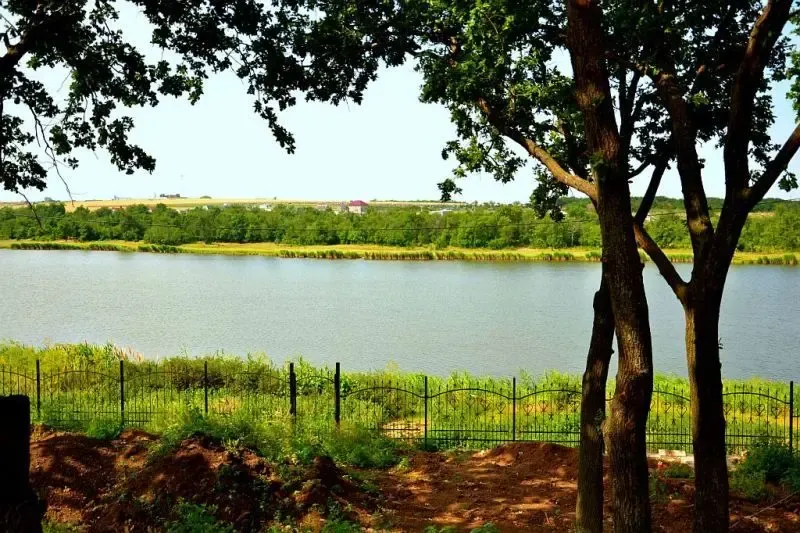 Участок 8 соток на берегу озера. с.Молодежное. Первая линия.