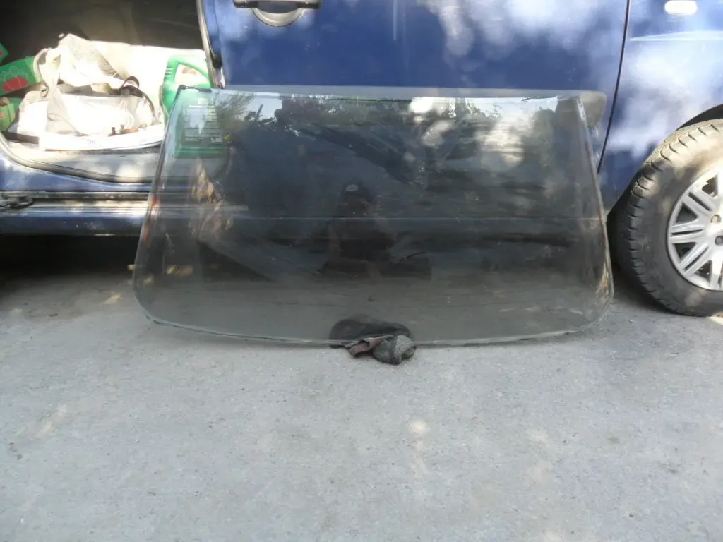 Стекло заднее Тойота Карина 2 седан, Т15, 86 года  Оригинал.