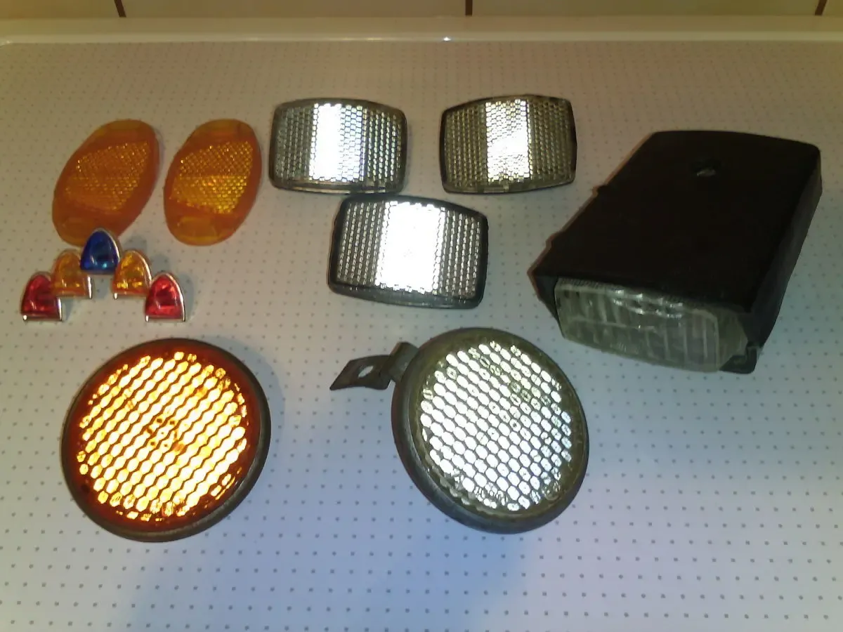 Аксессуары для велосипеда-светоотражатели.