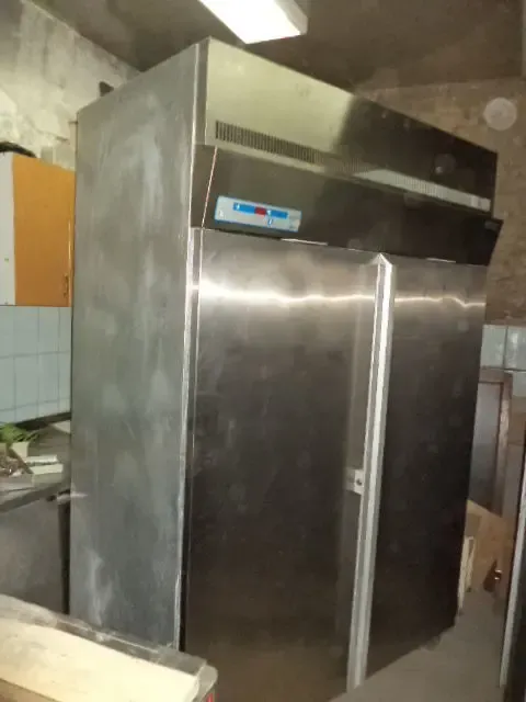 Холодильный шкаф б/у