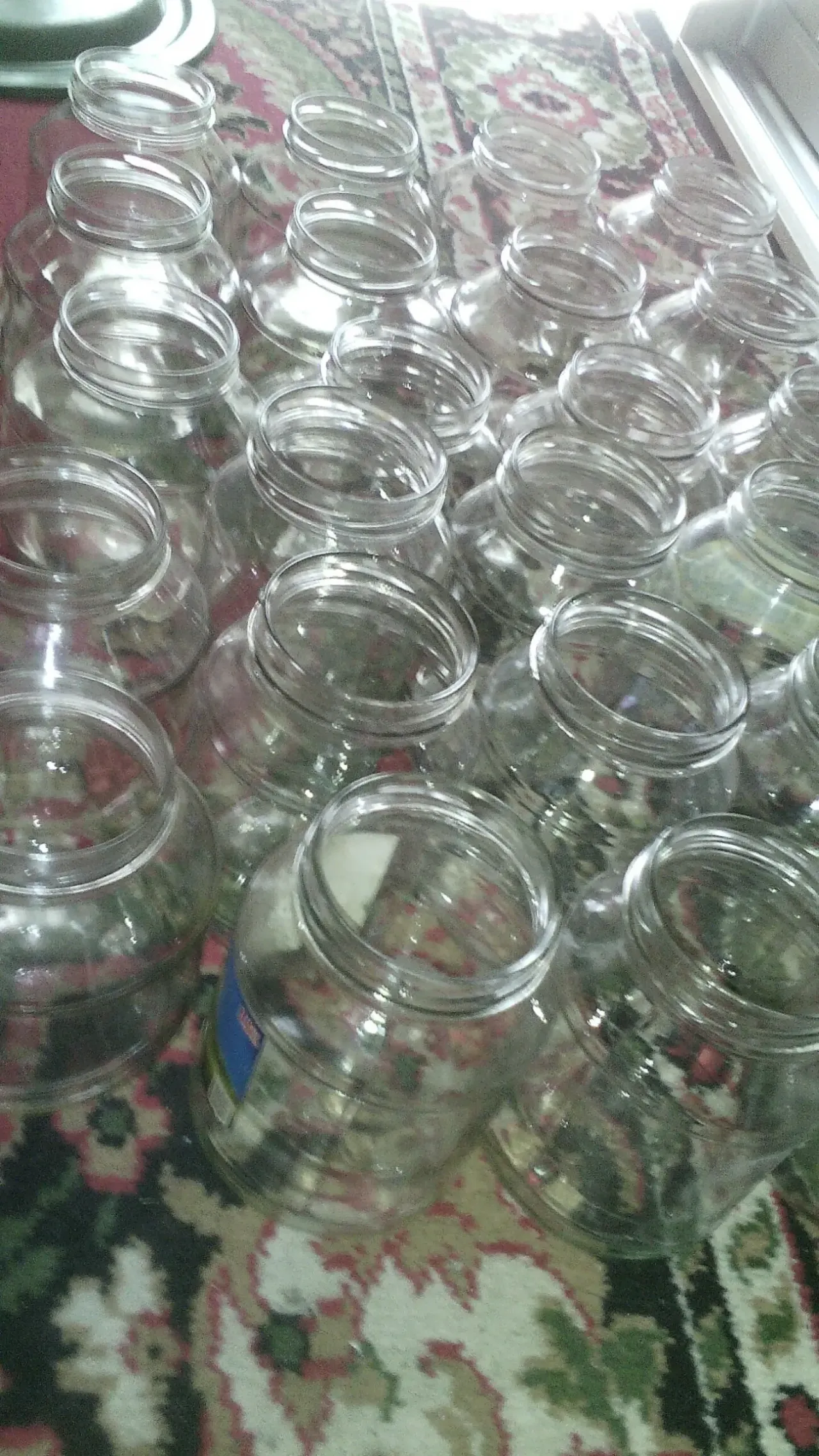 Стеклянные банки.