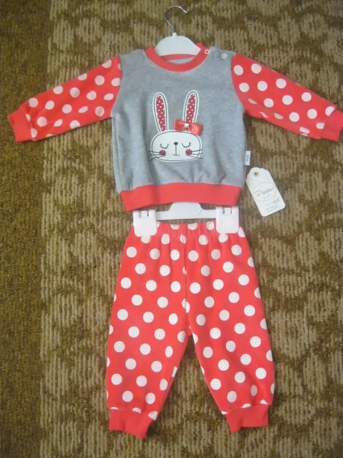 Продам костюм на девочку новый нарядный штаны и кофта