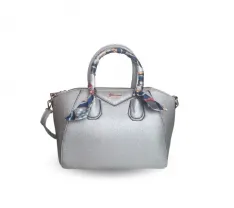 Стильная серебристая сумка с платком