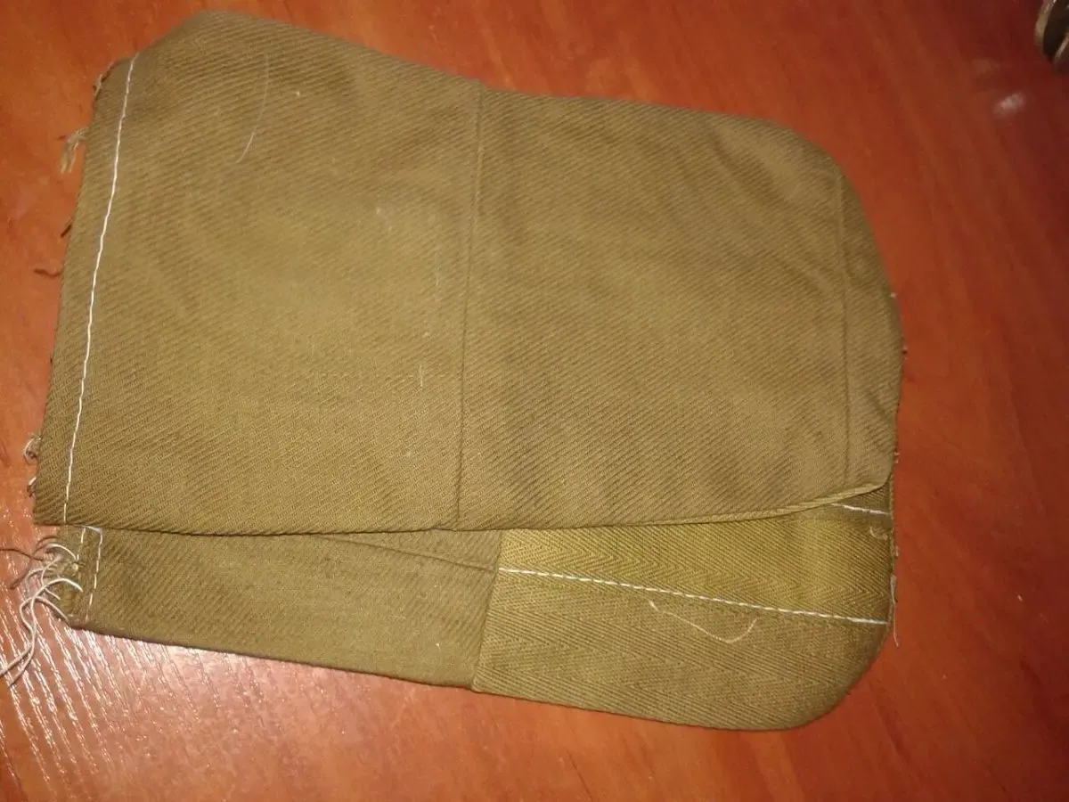 Рукавицы рабочие из плотного материала, пошитые из подсумков от противогазов. 2